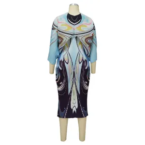 Vista trasera detallada de un vestido midi azul plisado con estampados abstractos