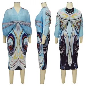 Detalle de vestido plisado para mujer con cuello en V, manga murciélago y estampado