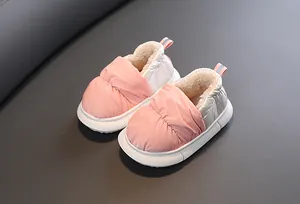 Warme wasserfeste rosa Kinderhausschuhe mit dickem weißem Fleecefutter für den Winter