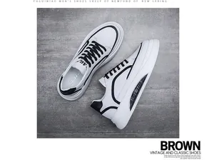 Λεπτομερής όψη λευκών ανδρικών sneakers με μαύρα κορδόνια και σόλα με μαξιλάρι αέρα.