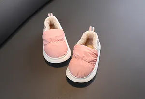 Detailansicht des Plüschfutters und wasserfesten Daunenstoffs der rosa Kinder-Winterschuhe