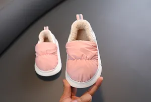 Rosa Kinder-Winterschuhe aus Daunenstoff mit warmem Fleecefutter in der Detailansicht