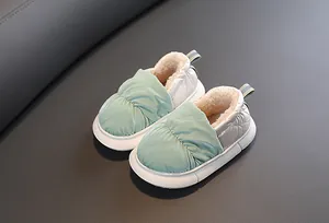 Nahaufnahme von Kinder-Winterschuhen aus wasserdichtem Daunenstoff mit Fleecefutter