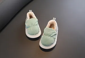 Detail von mintgrünen wasserdichten Kinder-Winterschuhen mit weichem Fleecefutter