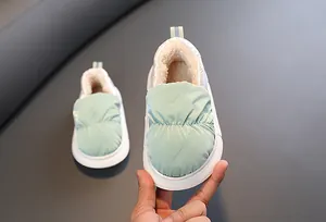 Detail der warmen Fleece-Fütterung und des wasserdichten Puffergewebes für Kinderschuhe