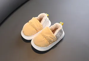 Detailansicht des warmen Fleecefutters und wasserfesten Daunenstoffs der Kinder-Winterschuhe