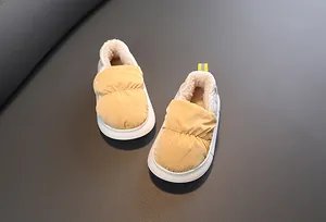 Detailansicht gelber wasserdichter Kinder-Winterschuhe mit extra warmem Fleecefutter.