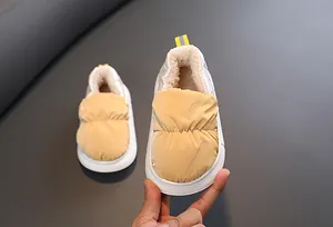 Detailansicht wasserdichter gefütterter Winterschuhe für Kinder mit rutschfester Sohle