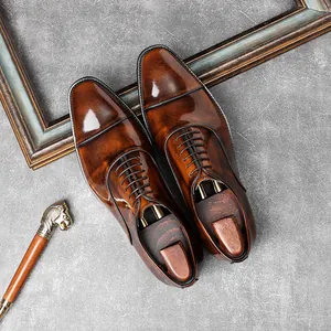 Klassieke bruine leren Oxford herenschoenen met gepolijste afwerking en kapteen