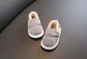 Detailaufnahme von wasserdichten Kinder-Winterschuhen mit Fleecefutter aus grauem Daunenstoff