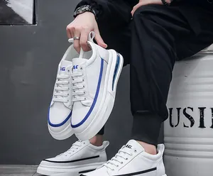 Λεπτομερής όψη λευκών ανδρικών sneakers με αερόσολα και μπλε λεπτομέρειες.