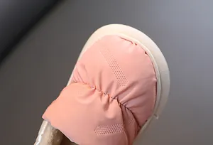 Detailansicht wasserfester rosa Daunenstoff Kinderschuh mit warmem Fleecefutter