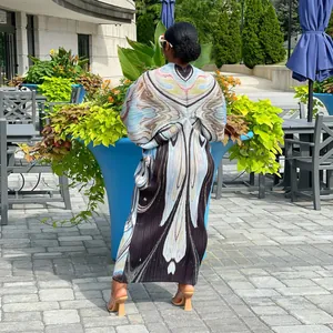 Vista trasera de elegante vestido largo plisado con vibrante estampado de mariposa