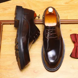 Polierte braune Herren-Derby-Schuhe aus Leder mit dicker Sohle für formelle Anlässe.