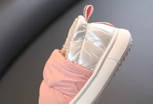 Detailaufnahme des wasserdichten Daunenstoffs und des Fleecefutter von Kinderwinterschuhen