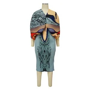 Primer plano de un vestido midi plisado con estampado abstracto, mangas murciélago y escote en V
