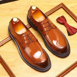 Elegante braune Lackleder-Derbyschuhe mit dicker Sohle im klassischen britischen Stil.