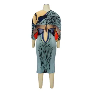 Vista trasera de vestido midi plisado colorido con mangas de murciélago en maniquí
