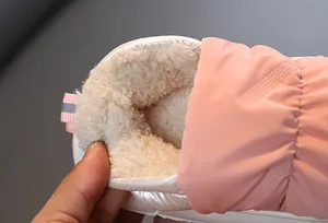 Detailaufnahme des weichen weißen Fleecefutters in den pinkfarbenen Winterstiefeln für Kinder