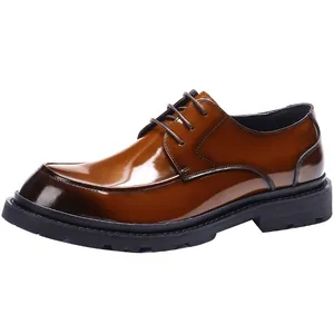 Premium Herren Derby-Schuhe aus braunem Lackleder mit dicker Sohle im britischen Stil.