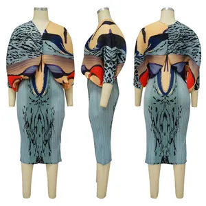 Vista frontal lateral y trasera de un vestido midi plisado de colores con cuello en V
