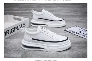 Κοντινό πλάνο λευκών ανδρικών sneakers με μαύρη ρίγα και σόλα με αερόσολα σε γκρι φόντο