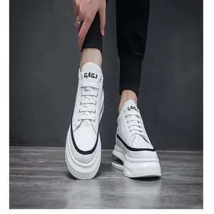 Λεπτομερής άποψη ανδρικών λευκών sneakers πλατφόρμας με μαύρη σόλα με αερόσολα