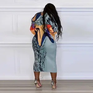 Vista trasera detallada de un vestido midi plisado de colores con estampado artístico y mangas murciélago