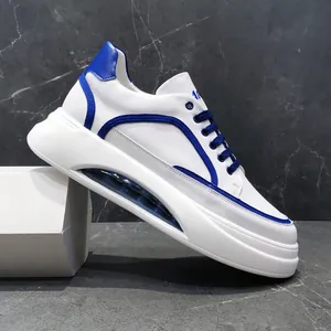 Πλάγια όψη ανδρικών λευκών sneakers με μπλε λεπτομέρειες και σόλα με αερόφουσκα.