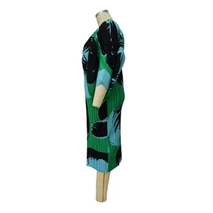 Vista lateral del vestido plisado con cuello en V, manga murciélago y estampado.