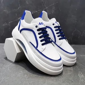 Λεπτομέρεια λευκών ανδρικών sneakers με μπλε λεπτομέρειες και παχιά σόλα με αερόσολα