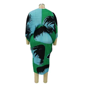 Vista posterior detallada de un vestido plisado con mangas murciélago y estampados verdes.