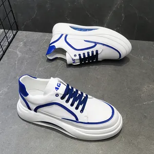 Λεπτομερής πλευρική όψη λευκών και μπλε sneaker με σόλα αερόσολας και μπλε κορδόνια.