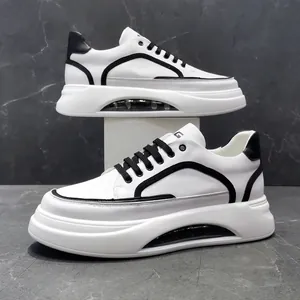 Πλαϊνή όψη λευκών ανδρικών sneakers με μαύρες λεπτομέρειες και σόλα αερόφουσκας