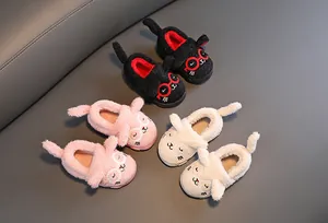 Gemütliche Fleece-Katzenhausschuhe für Kinder in Schwarz, Rosa und Weiß für den Winter