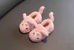 Nahaufnahme von rosa Plüschhausschuhen für Kinder mit niedlichem Katzen-Design und Ohren