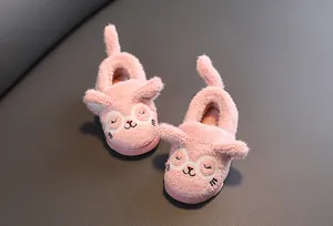 Detailansicht weicher rosa flauschiger Winterhausschuhe für Kleinkinder mit Katzenohren