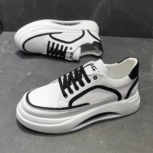 Κοντινό πλάνο λευκά ανδρικά sneakers με μαύρα διακοσμητικά και χοντρές σόλες για skate