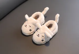 Detailansicht weißer Plüsch-Katzenhausschuhe für Kleinkinder mit warmem Fleece-Futter.
