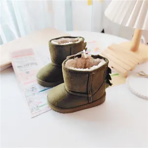 Dettaglio degli stivali da neve per bambini verde oliva con calda fodera e punte di dino