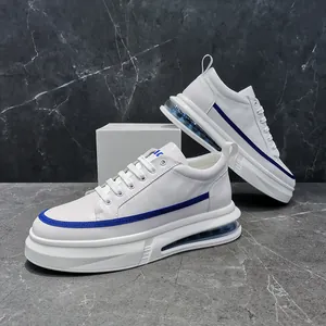 Κομψά λευκά ανδρικά sneakers με μπλε ρίγα και άνετη σόλα με ορατή αερόσολα στήριξης