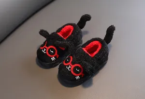 Warme schwarze Fleece-Kinderhausschuhe mit süßem rotem Katzendesign und weichem Plüschfutter