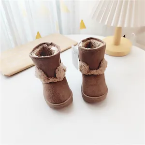 Dettaglio degli stivali da neve marroni per bambini con fodera in peluche e orecchie 3D