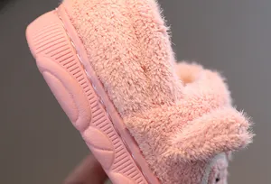 Detailansicht der rosa Plüschhausschuhe für Kinder mit warmer, flauschiger Textur