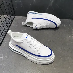 Λεπτομέρεια από λευκά sneakers με αερόσολα, μπλε ρίγες και χοντρή σόλα πλατφόρμα