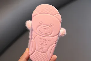 Nahaufnahme der rutschfesten Sohle für rosa Kinderhausschuhe mit süßem Bärenmuster