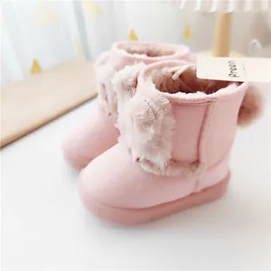Dettaglio stivali da neve rosa per bambini con orecchie di peluche 3D