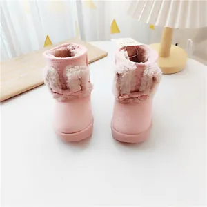 Dettaglio degli stivali da neve rosa per bambini con orecchie di coniglio 3D e un fiocco