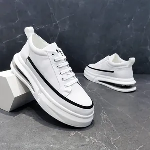 Λεπτομερής προβολή λευκών ανδρικών sneakers με πλατφόρμα και σόλα με μαξιλάρι αέρα.