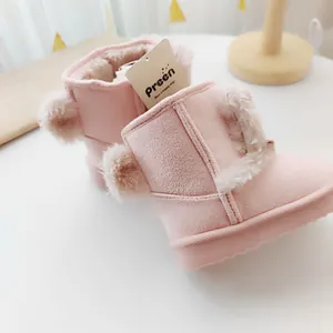 Dettaglio stivali da neve rosa per bambini con orecchie in pelliccia e fodera